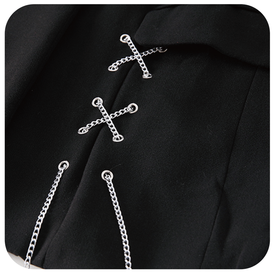 Серебряная куртка с металлическим украшением